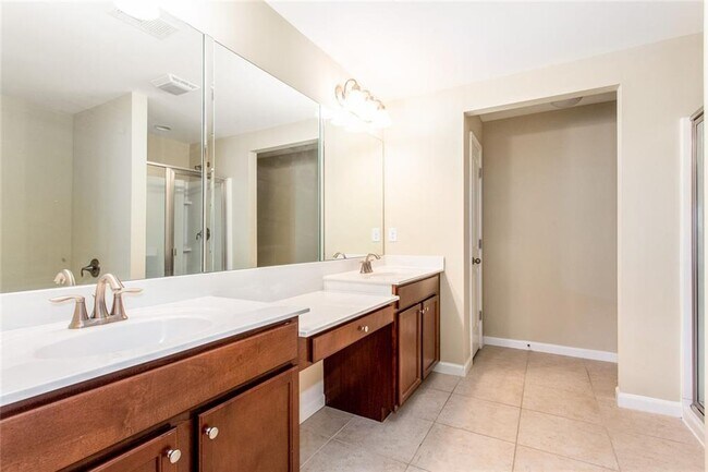 Building Photo - 2105 Greencrest Cir