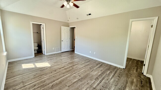 Building Photo - 2531 Clovis Rd SW