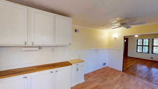 Building Photo - 605 Encino St