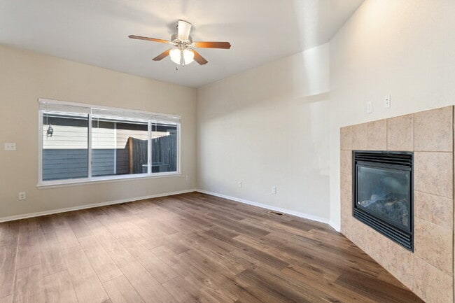 Building Photo - Spacious End-Unit Townhome with Greenbelt Views and Detached 2-Car Garage