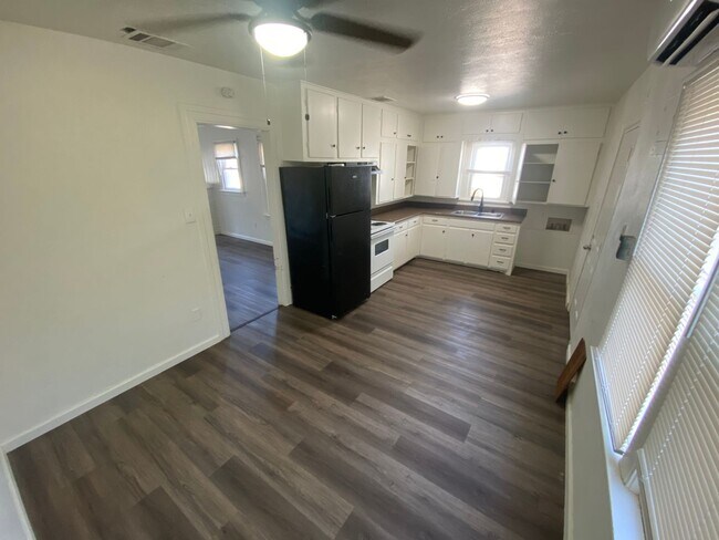 Building Photo - 2 Bed/1 Bath Newly Remodeled Single Family House