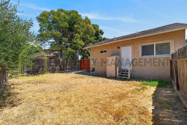 Building Photo - Charming 2-Bedroom Bungalow Retreat in Sacramento