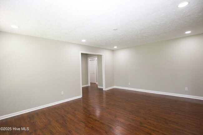 Building Photo - 906 N Glenwood Trail