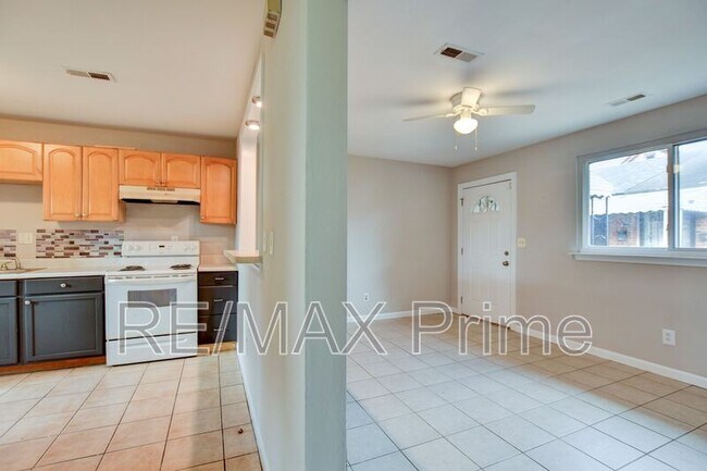 Building Photo - 511 Stafford St