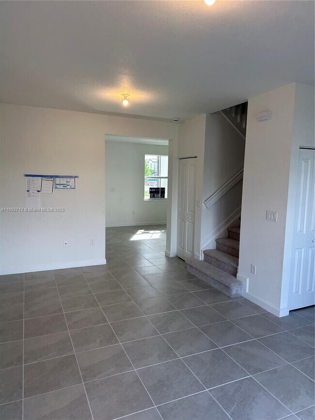 Building Photo - 2748 SE 26th Ave