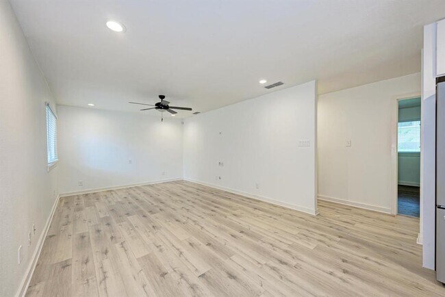 Building Photo - 6700 Kings Point