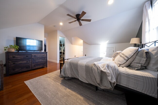 Building Photo - 2626 N Vincent Ave