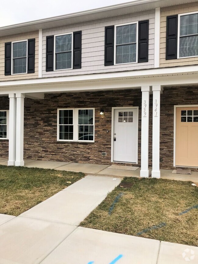 Building Photo - 3 Bedroom Townhome in Hickory