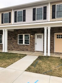 Building Photo - 3 Bedroom Townhome in Hickory