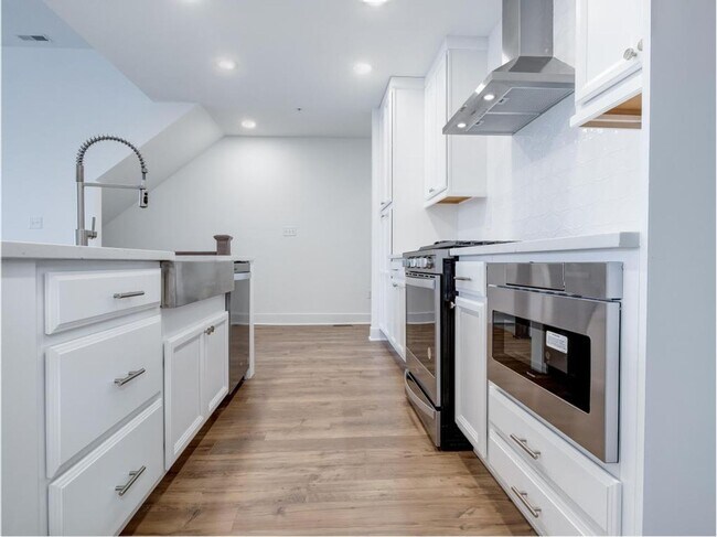 Building Photo - Luxury Townhome in the Heart of Cranberry Twp