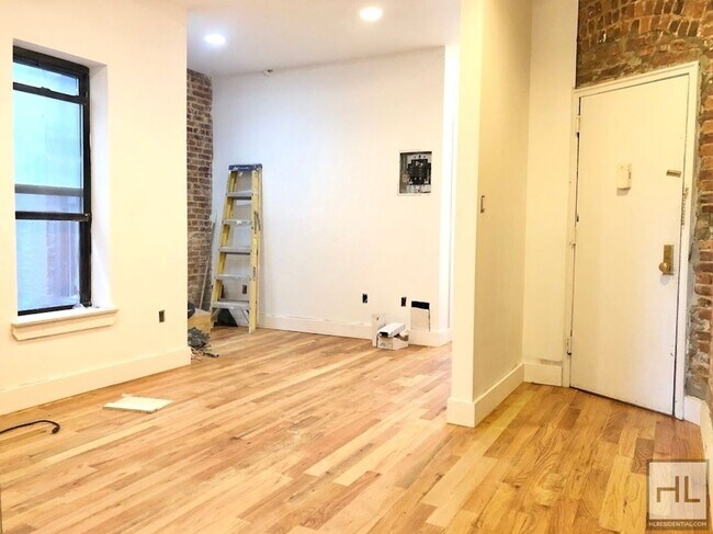 Building Photo - BEDFORD AVENUE / Amazing 3-Bed 1-Bath / Cr...