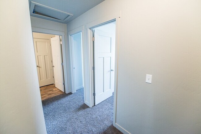 Building Photo - Townhome with 2-Car Garage!