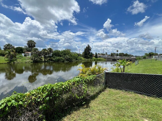 Building Photo - $1,825 ** AVAIL 6/7/25 ** 3 Bed / 2 Bath S...