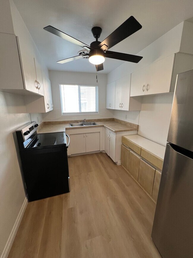 Building Photo - $995 Per month