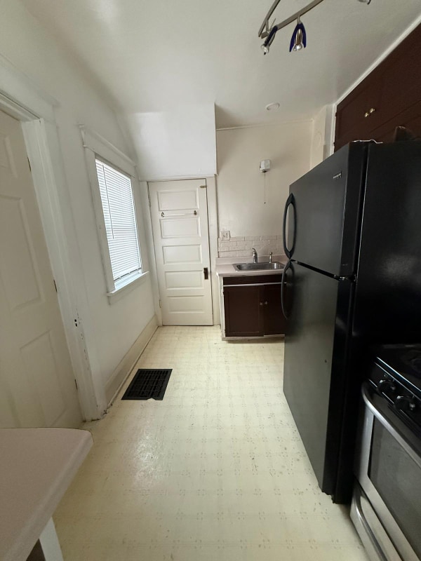 Building Photo - 846 Roscoe Ave