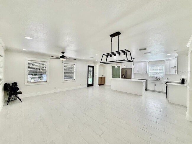 Building Photo - 15611 Walden Ave