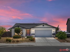 Building Photo - Stunning 4 Bedroom in Southwest Bakersfield!