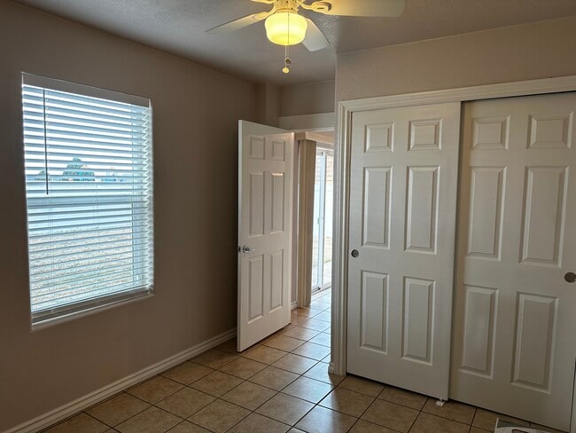 Building Photo - 613 Mesa Vista Dr