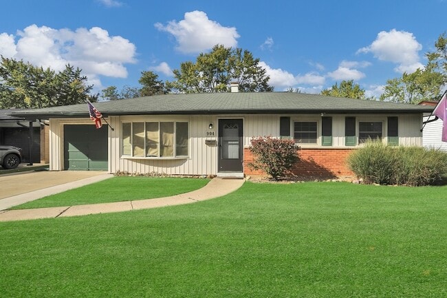 Building Photo - 904 Woodland Dr