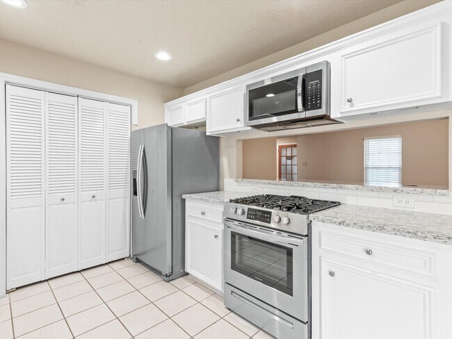 Building Photo - 9811 Charter Ridge Dr