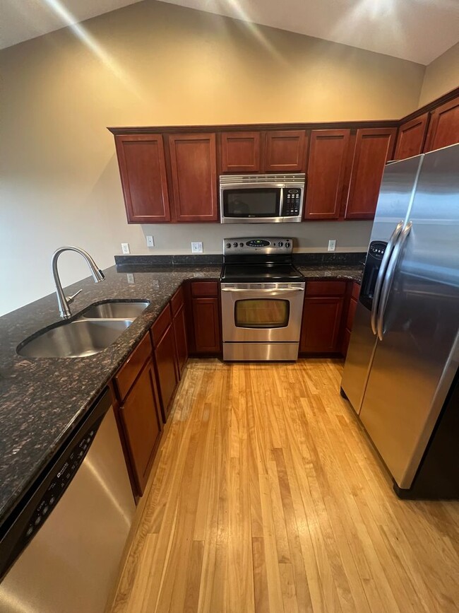 Building Photo - 3bd 3ba condo available for rent