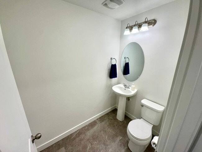 Building Photo - Modern 3-Bedroom Condo in Adventurous Daybreak!