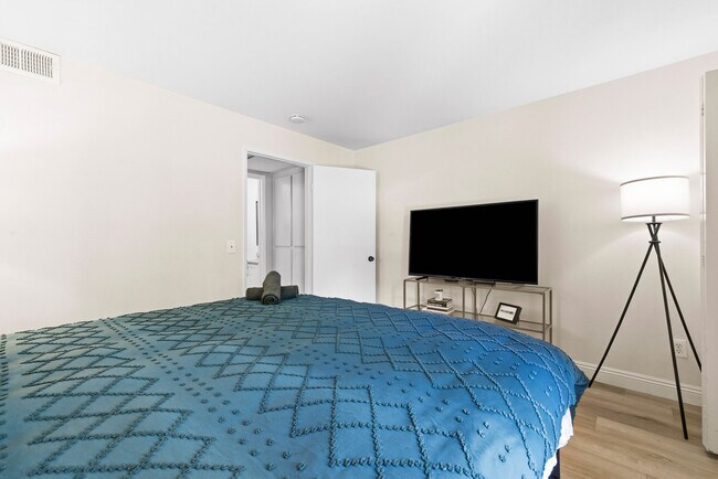 Building Photo - 6202 Friars Rd