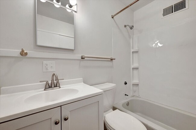 Building Photo - 2 BED / 1 BATH HOUSE NEAR CAMPUS W/ CHARMING CHARACTER