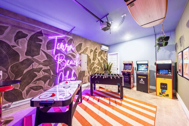 Building Photo - 19901 Charlie Claude Dr