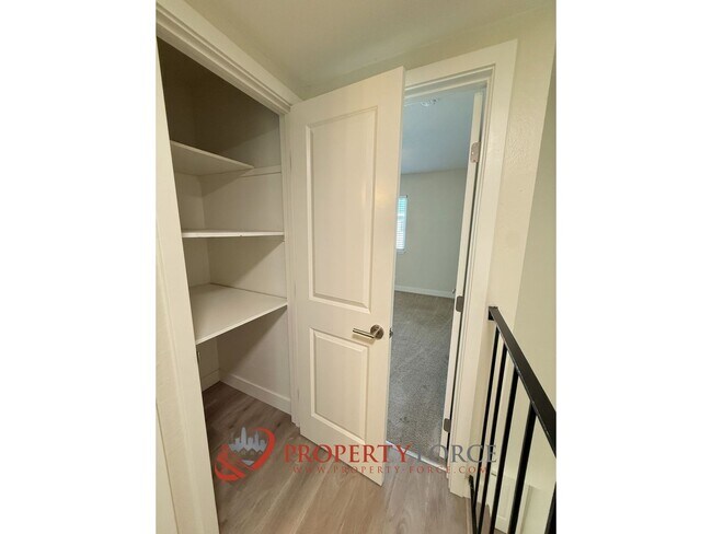 Building Photo - 946 Tamarack Ln