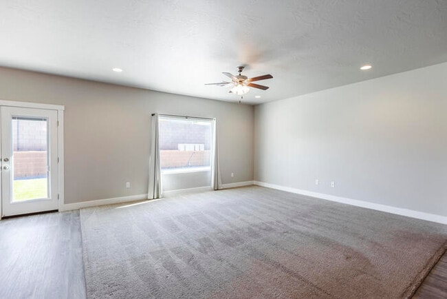 Building Photo - 3338 E Crimson Ridge Dr