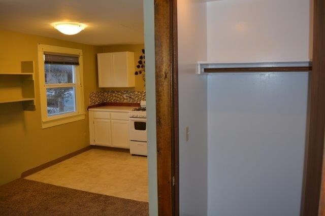 Building Photo - CUTE, COZY CABIN , 1 bedroom studio detached house