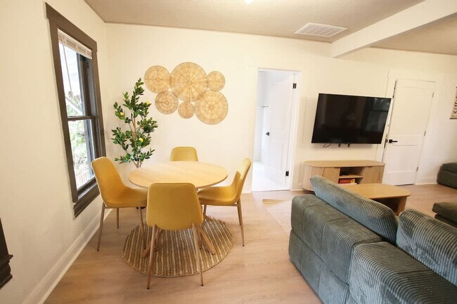 Building Photo - 102 W Emma St