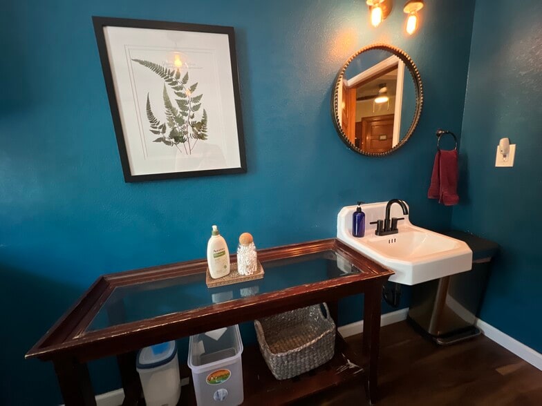 Building Photo - 616 W Mulberry St