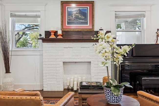 Building Photo - 825 Merrill St