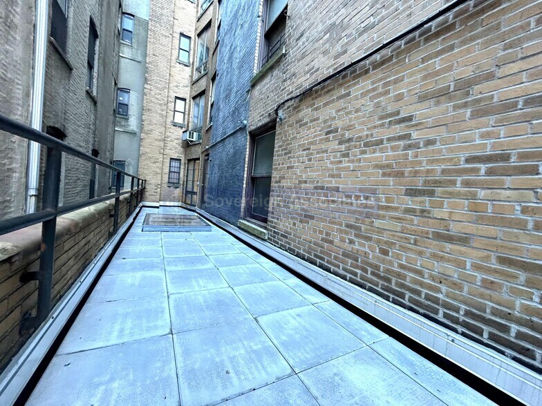 Building Photo - 77 W 104th St