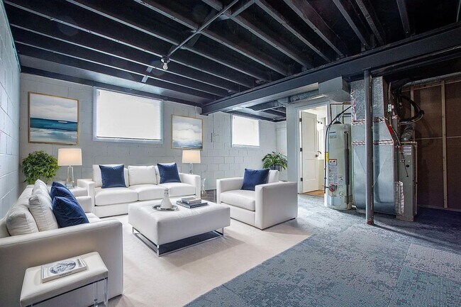 Building Photo - 3 Bedroom / 2 Bath Home with Finished Basm...