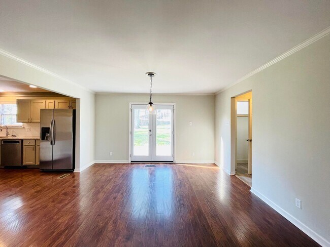 Building Photo - 223 Raintree Ln