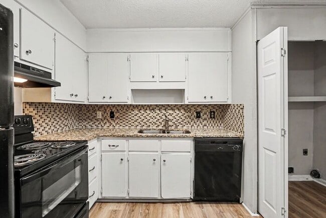Building Photo - 2BR/1BA Duplex Conveniently Located Off Pleasant Hill & Cruse Rd!