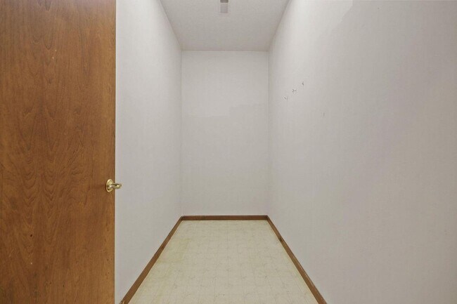 Building Photo - Private 3BR Brick Home with Scenic View