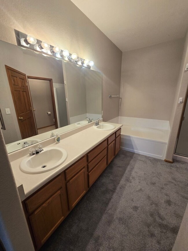 Building Photo - Bright and open Condo, walking distance to...