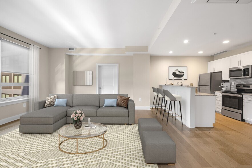 Primary Photo - 250 N Christopher Columbus Blvd