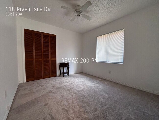 Building Photo - 118 River Isle Dr