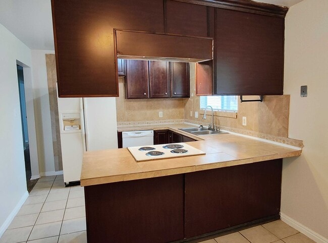 Building Photo - Great 5 Bed 3 Bath Rambler Home in Sandy