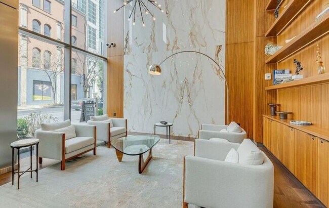 Building Photo - Highrise Condo in the Heart of Music City!