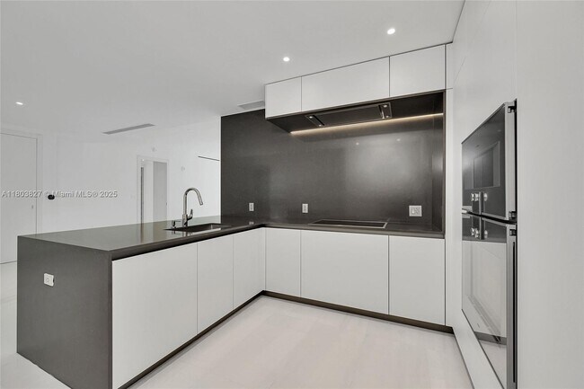 Building Photo - 300 Biscayne Blvd Way
