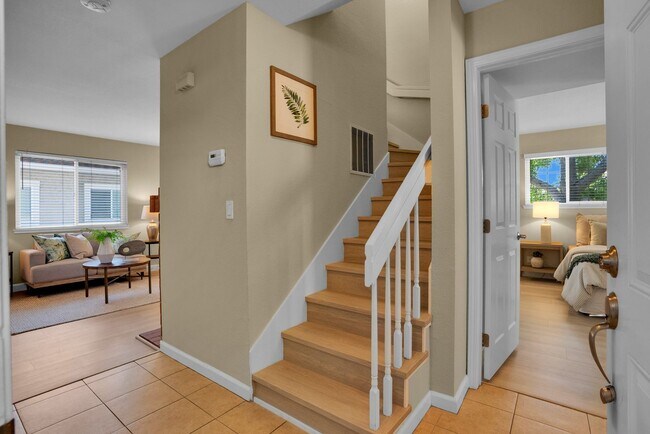 Building Photo - Excellent Santa Clara Location! Open Floor Plan! Granite Counters!