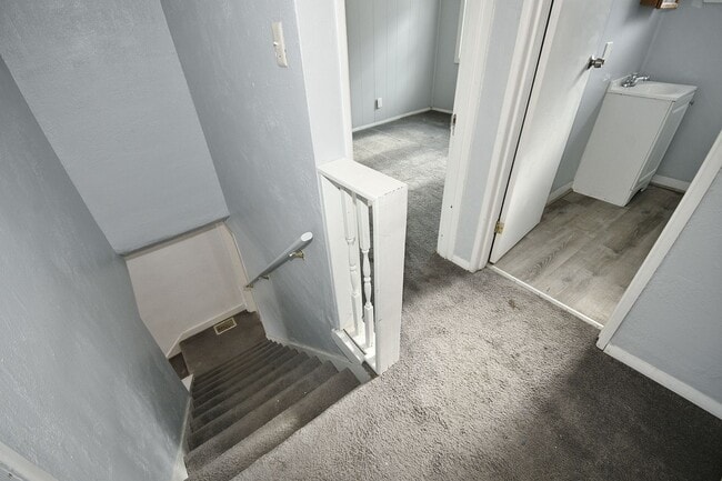 Building Photo - 2 Bed/1Bath Single Family Row House - Section 8 Considered