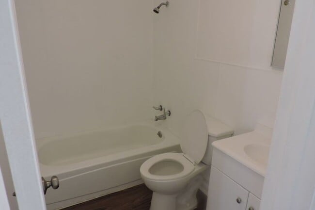 Building Photo - 3204 Silver Lake Dr