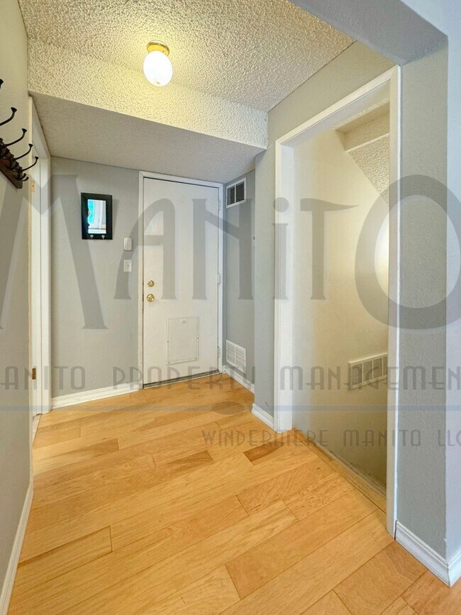 Building Photo - *COMING SOON* Entertainer's Delight - Spra...
